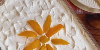 Pavê de pêssego com chantilly