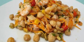 Salada com grão-de-bico com camarão