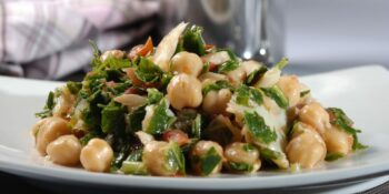 Salada com grão-de-bico à portuguesa