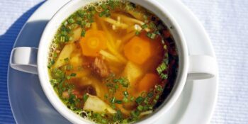 Sopa com talos de espinafre