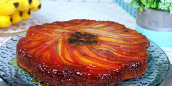 Bolo de banana com calda