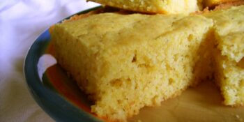 Bolo de pamonha com queijo e coco