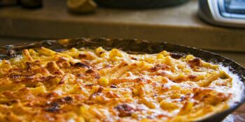 Macarrão ao molho branco com presunto e queijo