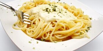 Macarrão ao molho branco com requeijão