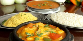 Moqueca baiana de peixe com camarão