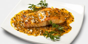 Peixe ao molho de maracujá