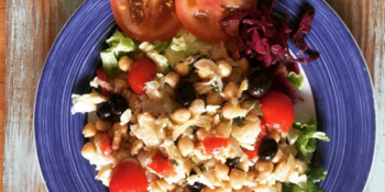 Salada com grão-de-bico bacalhau