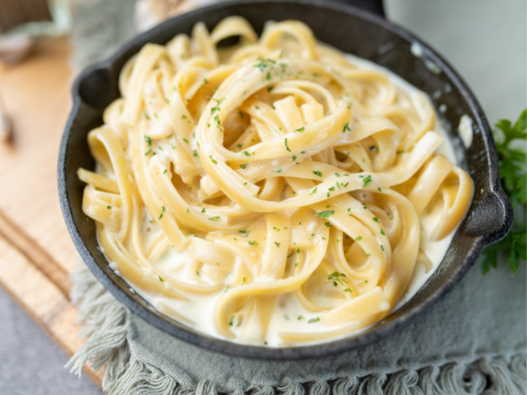 Macarrão talharim ao molho branco