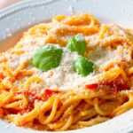 Macarrão ao molho branco com carne moída