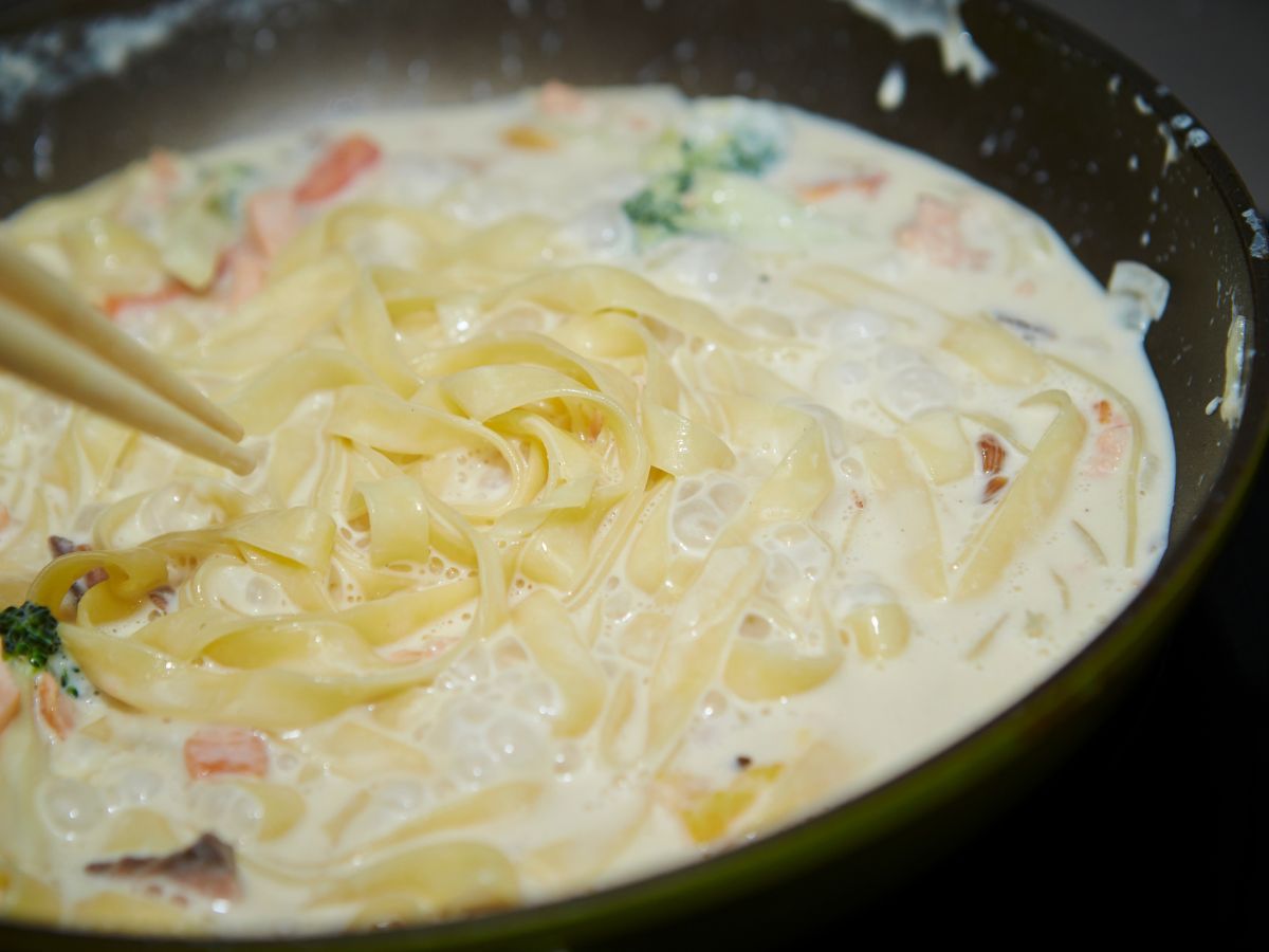 Macarrão talharim ao molho branco