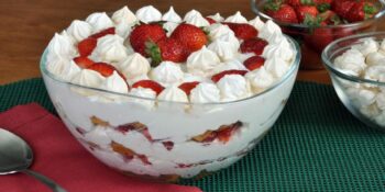 Pavê de morango com suspiros