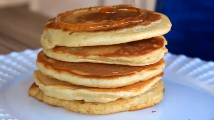 Essa panqueca com abacaxi e mel do @mesaesabor é uma das mais macias e leves do mundo