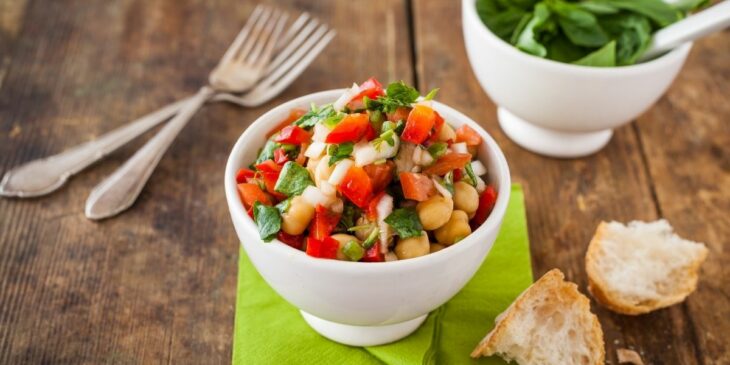 Salada de grão de bico com frango