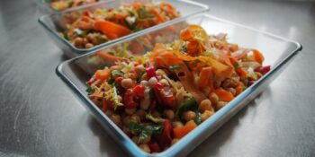 Salada de grão-de-bico com ovo de codorna