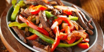 Carne de sol acebolada com pimentas