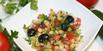 Salada com grão-de-bico e tomate