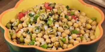 Salada com grão-de-bico de legumes