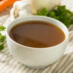 Caldo de peixe na panela de pressão