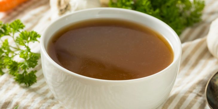 Caldo de peixe na panela de pressão