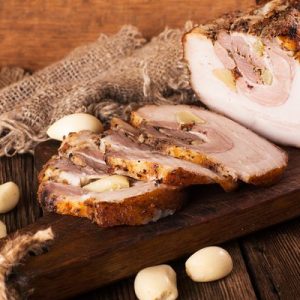 Pernil recheado com linguiça calabresa e bacon