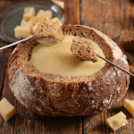 Fondue de queijo no pão italiano