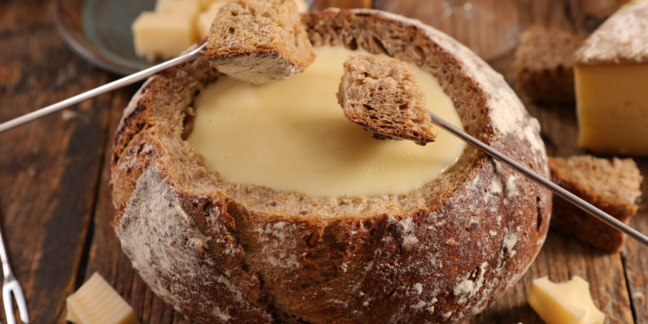 Fondue de queijo no pão italiano