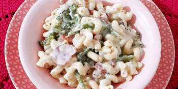 Macarrão ao molho branco com linguiça