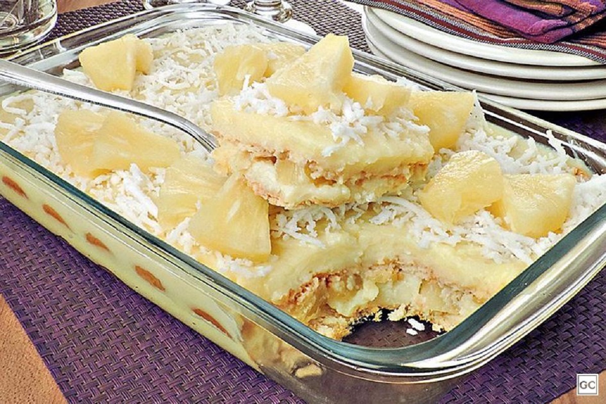 Torta de abacaxi gelada com pão de ló