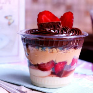 Esse pote da felicidade de morango é tão gostoso que dá até pra vender ( se conseguir resistir, ein)