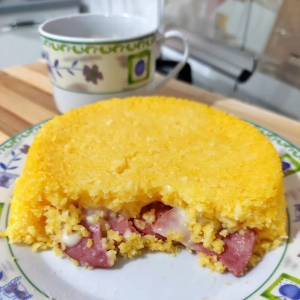 Cuscuz recheado com calabresa