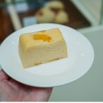 Terrine de queijo com molho pesto