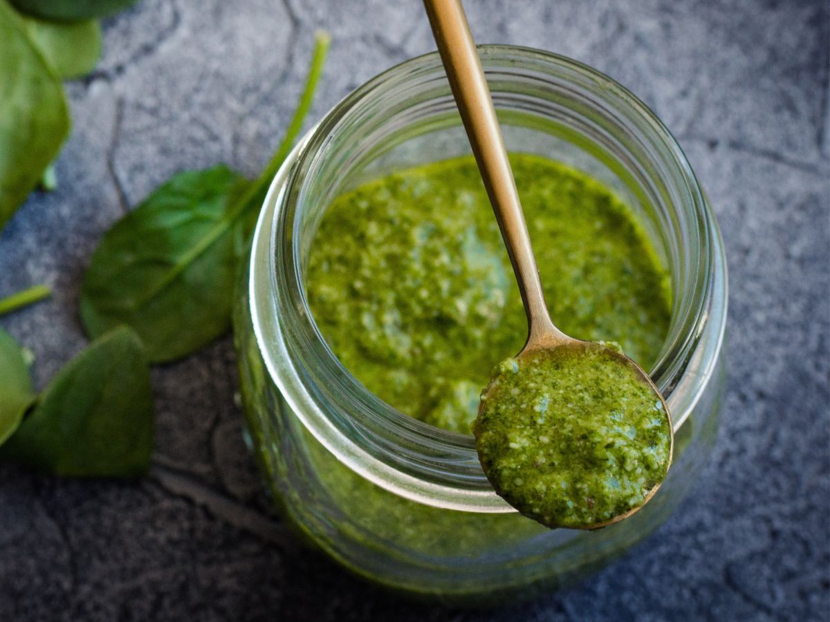 Terrine de queijo com molho pesto