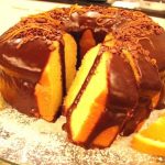 Bolo de laranja com cobertura de chocolate