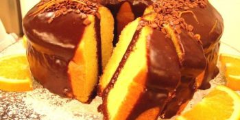 Bolo de laranja com cobertura de chocolate