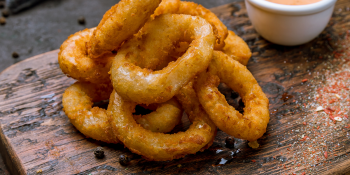 Cebola empanada frita