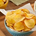 Chips de macaxeira mega crocante e ainda melhor do que batatinhas tradicionais