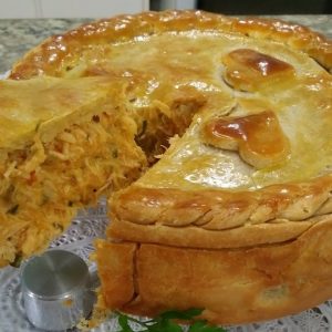 Torta de frango com massa de empada: uma versão irresistível da mais queridinha