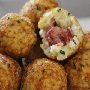 Bolinho de arroz com calabresa