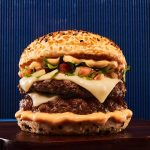 Hambúrguer de carne e picles