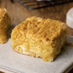 Brownie de chocolate branco que tem uma casquinha que nenhuma padaria consegue fazer igual