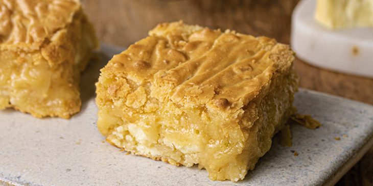 Brownie de chocolate branco que tem uma casquinha que nenhuma padaria consegue fazer igual