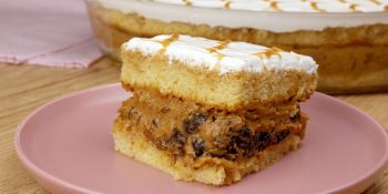 Bolo de ameixa com doce de leite