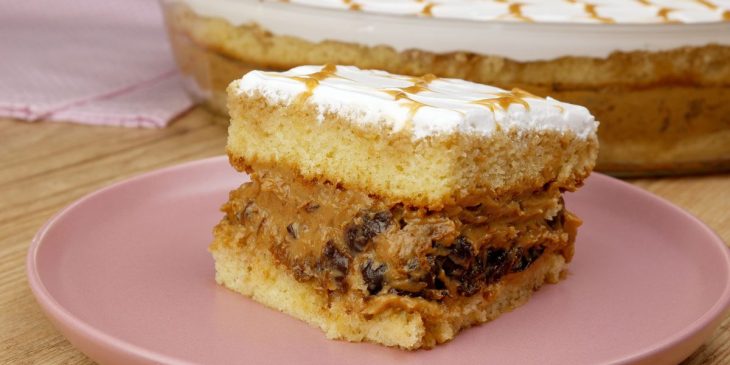 Bolo de ameixa com doce de leite