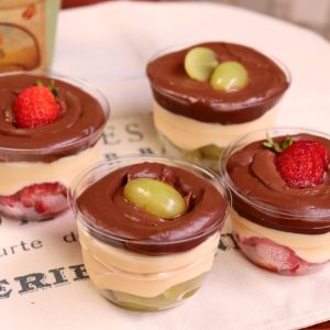 Bombom de morango no pote sobremesa valiosa que as confeitas guardam em 7 sete chaves