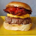 Hambúrguer artesanal com bacon que nenhum restaurante consegue fazer tão gostoso