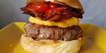 Hambúrguer artesanal com bacon