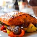 Salmão grelhado com batatas