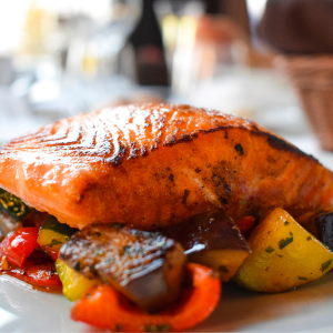 Salmão grelhado com batatas