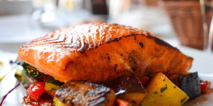 Salmão grelhado com batatas