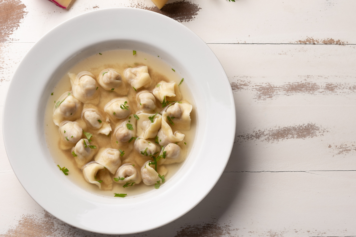 Sopa de capeletti com frango